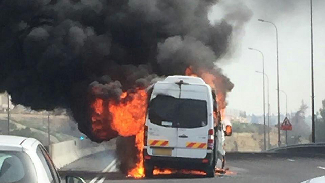 רכב ההסעות שעלה באש בכביש 1 (צילום: עמותת בית גלגלים) (צילום: עמותת בית גלגלים)
