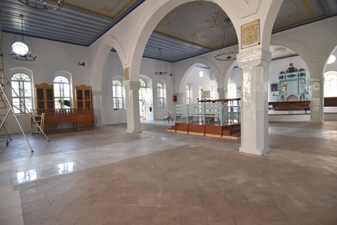 פנים בית הכנסת בזמן השיפוץ. ציורי התקרה חודשו (צילום: ענת ברלוביץ אדריכלים)