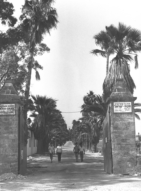 השער ההיסטורי של בית הספר נסגר, והיום הכניסה היא מכיוון חולון (צילום: משה מילנר, לע"מ)