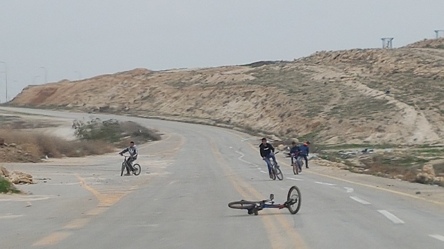 רוכבים על אופניים בכביש הראשי ()