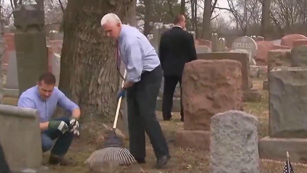 עם כפפות ומגרפה. סגן נשיא ארה"ב מייק פנס מנקה את בית הקברות היהודי שהושחת במיזורי ()