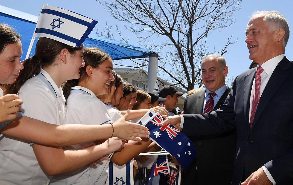 Netanyahu and Turnbull visit the Moriah College in Sydney (Photo: EPA)