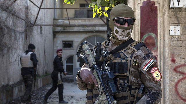 המטרה - מערב העיר. איש כוחות הביטחון העיראקיים במוסול (צילום: AP) (צילום: AP)