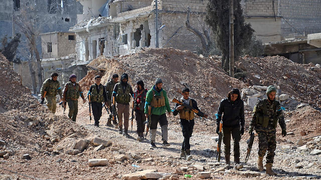 מורדים סורים בעיר אל-באב (צילום: AFP) (צילום: AFP)