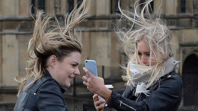 השיער מתבדר ברוח של לונדון (צילום: AP) (צילום: AP)