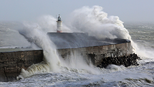 גלים מכים בדרום אנגליה (צילום: AP) (צילום: AP)