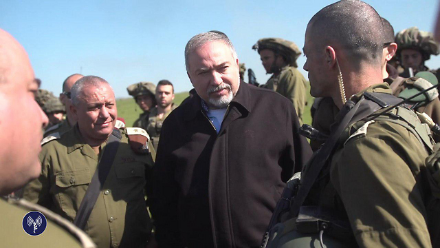 Авигдор Либерман с генералами. Фото: пресс-служьба ЦАХАЛа