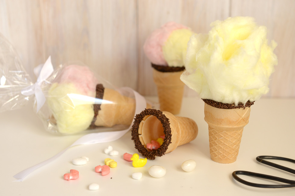 גביעים מלאים בסוכריות עם "גלידה" מצמר גפן מתוק (צילום: אפרת מוסקוביץ)