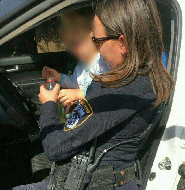 Полицейская везет малыша домой. Фото: пресс-служба полиции
