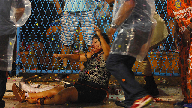 אחת הפצועות, דקות אחרי התאונה הלילה בריו דה ז'ניירו (צילום: AP) (צילום: AP)