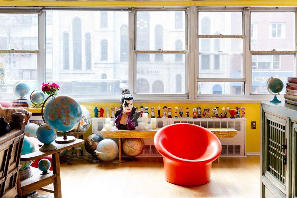 אוסף של בובות ''ביג בוי'' על מכסה הרדיאטור שמתחת לחלון. ארגון הדירה מתבסס על כך שכל אחד מהאוספים מוצג כאילו נאצר לתערוכה (צילום: Rikki Snyder)