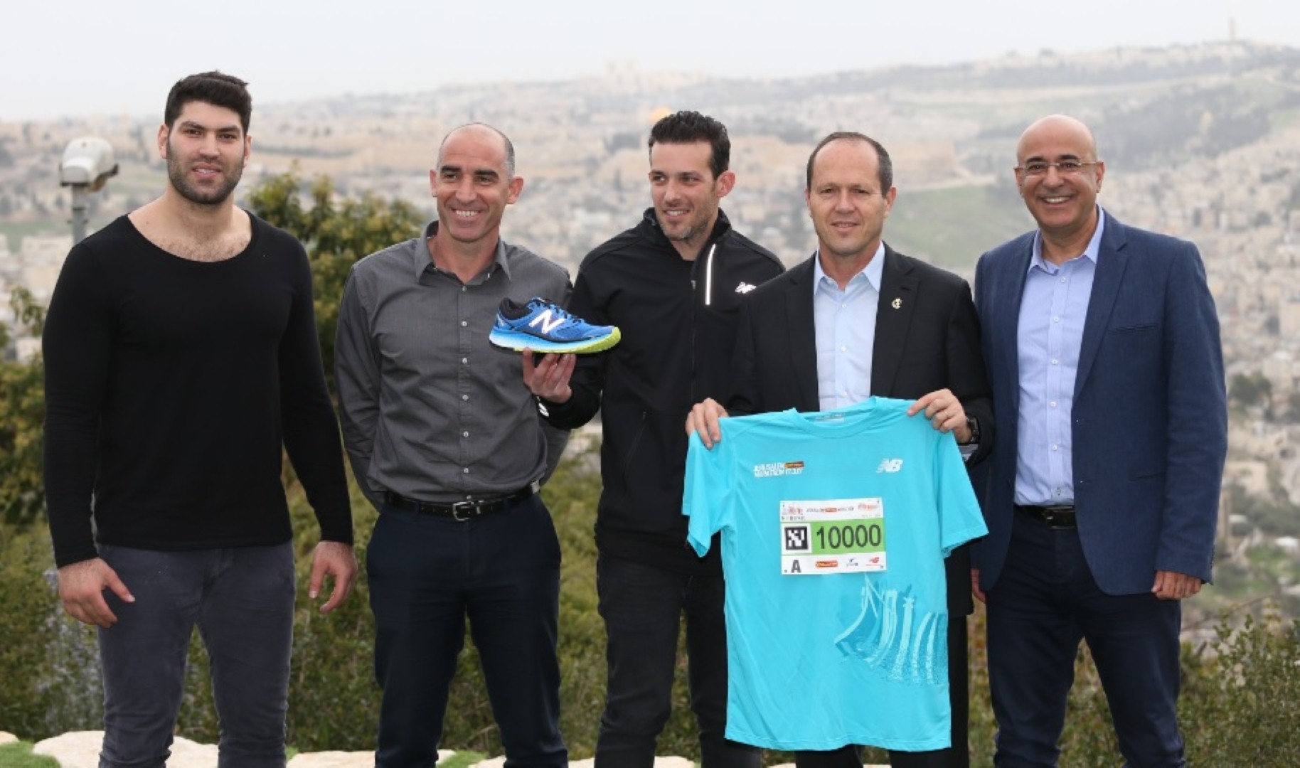 Нир Баркат с организаторами марафона. Фото: мэрия Иерусалима