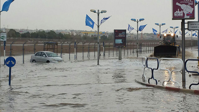 Road became river (Photo: Meir Ohayon)