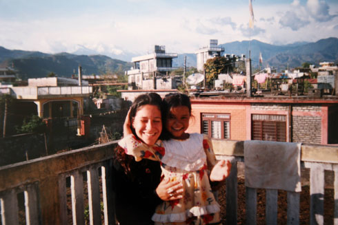 רבינוביץ' עם אחת הילדות בבית היתומות בנפאל. "עולם רגשי טהור" (רפרודוקציה: יריב כץ)