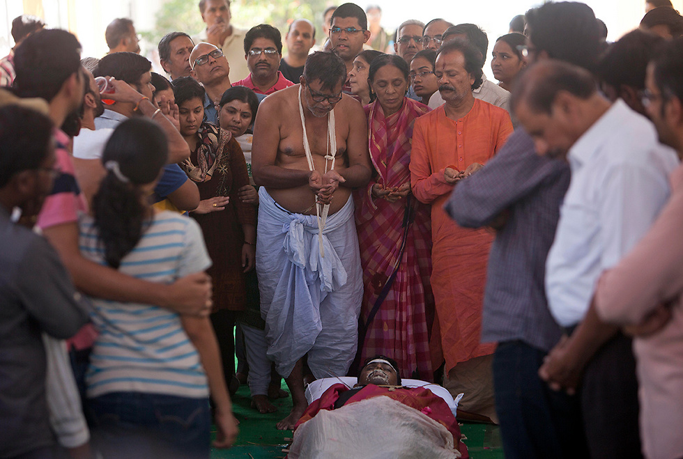 הלוויית הנרצח סריניוואס קוצ'יבוטלה בהיידראבאד, הודו (צילום: AP) (צילום: AP)