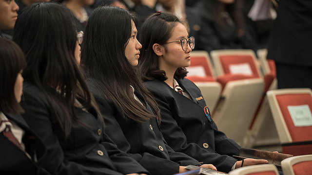 התלמידים במהלך הטקס  (צילום: מרטין שיאנג) (צילום: מרטין שיאנג)