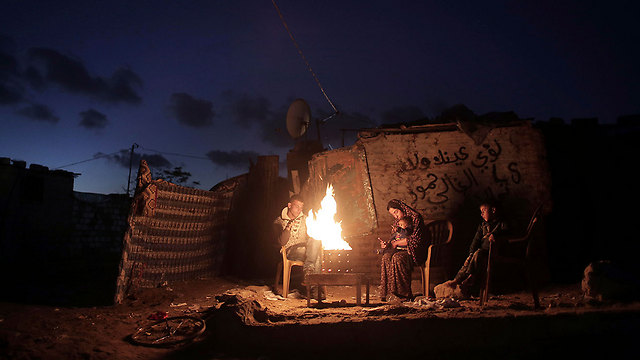 Residents of the Gazan city of Khan Unis during a power outtage (Photo: AP)