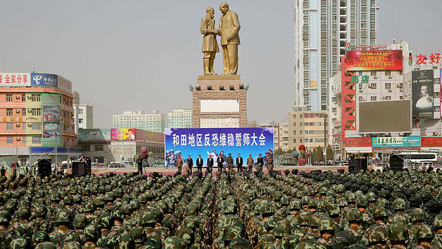 כוחות הביטחון הסיניים נשבעים אמונים למאבק של ארצם בטרור, השבוע (צילום: AFP) (צילום: AFP)
