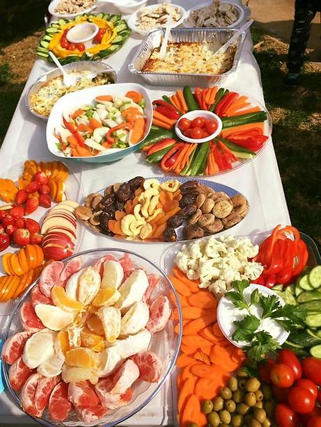 למרות החששות היה שולחן עם ירקות ופירות (צילום: אלבום פרטי)
