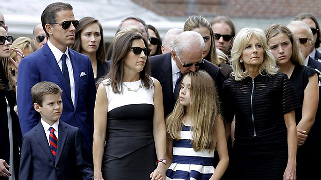ג'ו ביידן, האנטר ביידן והיילי ביידן בהלווייתו של בו ביידן ב-2015 (צילום: AP) (צילום: AP)