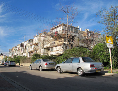 בית המרפסות הקופצות של נחום זולוטוב, שלא זכה להישמר כיצירת מופת (צילום: מיכאל יעקובסון)