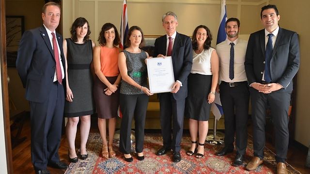 צוות מרכז הטכנולוגיה בריטניה ישראל עם שר החוץ דאז פיליפ המונד, ב-2015 (צילום: לואיז גרין) (צילום: לואיז גרין)