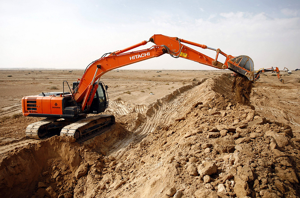בונים מכשול עפר כדי לעצור את דאעש בנג'ף, עיראק (צילום: AFP) (צילום: AFP)