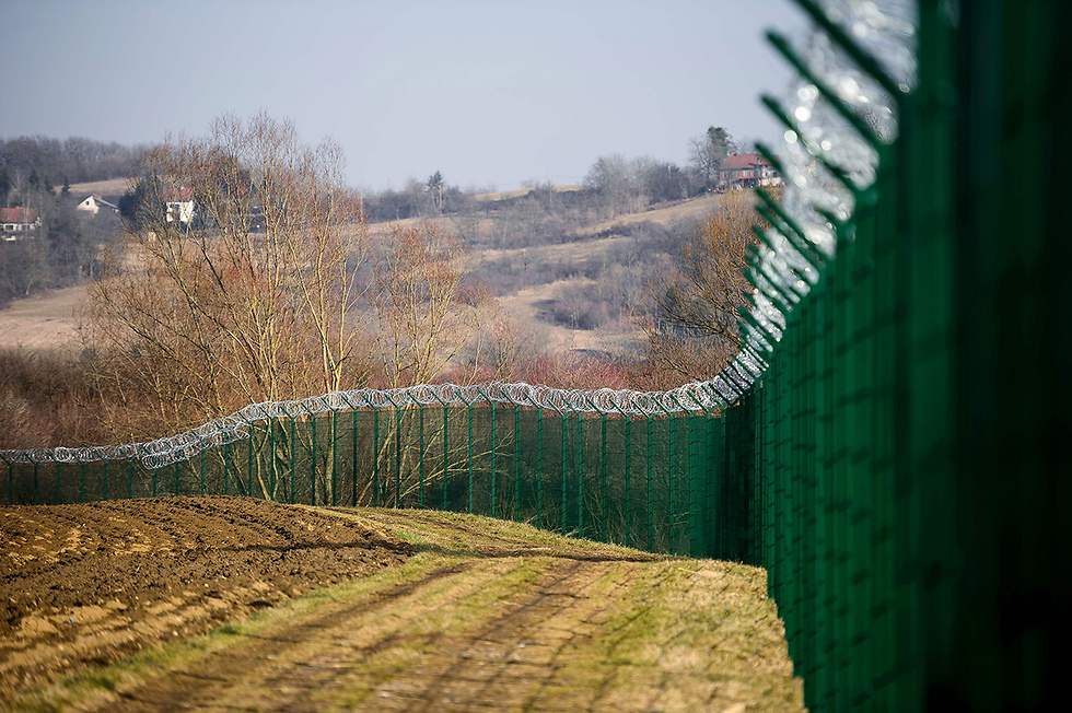 פעם היינו ארץ אחת: גדר נגד מהגרים בגבול סלובניה-קרואטיה (צילום: AFP) (צילום: AFP)