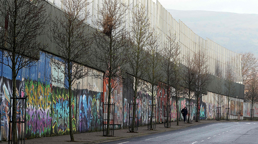 החומה שמפרידה בין פרוטסטנטים לקתולים בבלפסט, צפון אירלנד (צילום: AFP) (צילום: AFP)