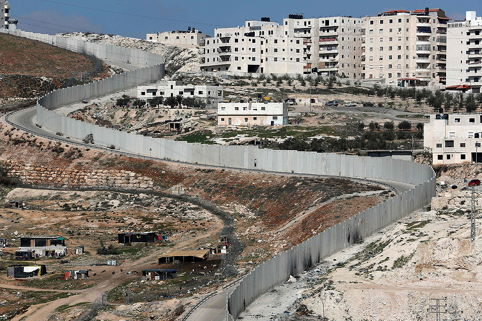 נולדה בימי האינתיפאדה השנייה. גדר ההפרדה בין ישראל לגדה (צילום: AFP) (צילום: AFP)