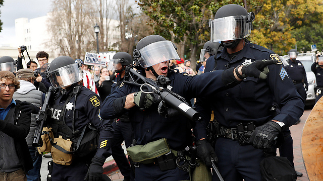 Clashes in Berkeley (Photo: Reuters) 