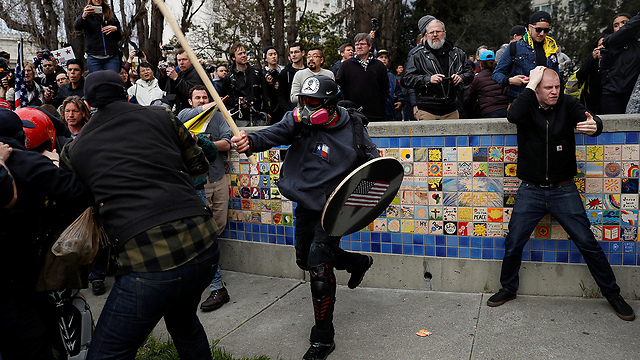Clashes in Berkeley (Photo: Reuters) 