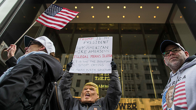  הפגנת תמיכה בנשיא מול מגדל טראמפ, השבוע (צילום: AP) (צילום: AP)