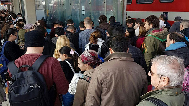 "אנשים נדחסים לתוך הרכבת" (צילום: טל זהר) (צילום: טל זהר)