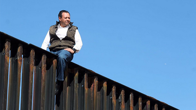 חבר קונגרס מקסיקני עלה באקט של מחאה על החומה הקיימת בין ארה"ב למקסיקו ()
