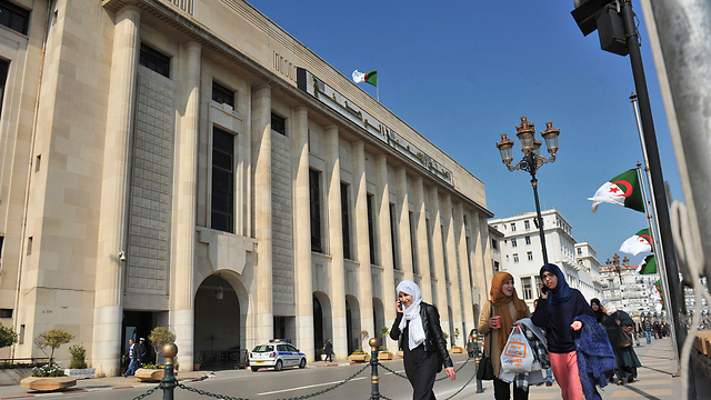 בניין האסיפה הלאומית באלג'יר, בירת אלג'יריה (צילום: AP) (צילום: AP)