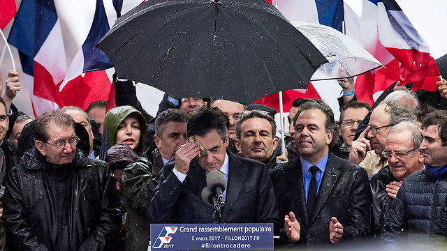 אלפי תומכיו הגיעו לעצרת בכיכר טרוקדרו בפריז למרות הגשם העז. פרנסואה פיון (צילום: EPA) (צילום: EPA)