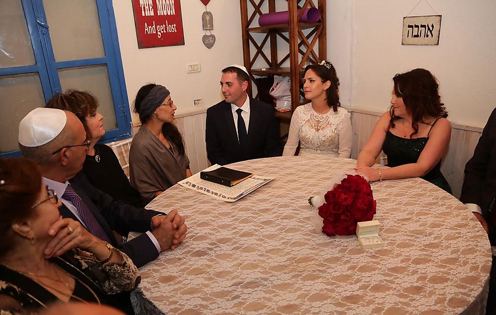 Sharon, her partner, their family and Rabbi Tamar