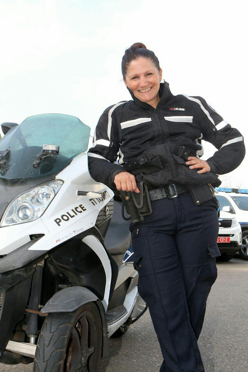 השוטרת המבוגרת ביותר על קטנוע ()