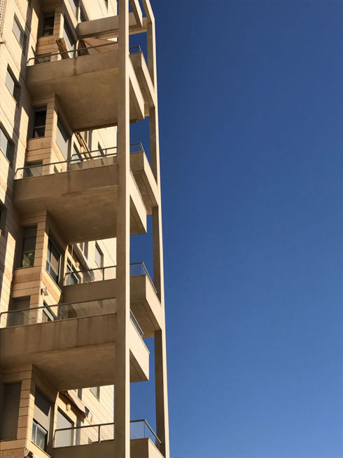 פיגומים? קביים? בניין אחד מני המונים בישראל, שהפך את המרפסת לתותב (צילום: הילה שמר)