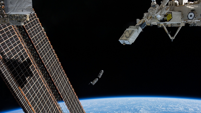שיגור ננו לוויינים מתחנת החלל (צילום: נאס"א) (צילום: נאס