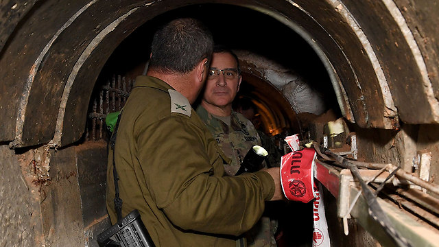 הגנרל סקאפרוטי במנהרת חמאס (צילום: מתי שטרן שגרירות ארה"ב בתל אביב) (צילום: מתי שטרן שגרירות ארה