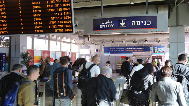 עומס בתחנת הרכבת השלום בתל אביב, הבוקר (צילום: מוטי קמחי) (צילום: מוטי קמחי)