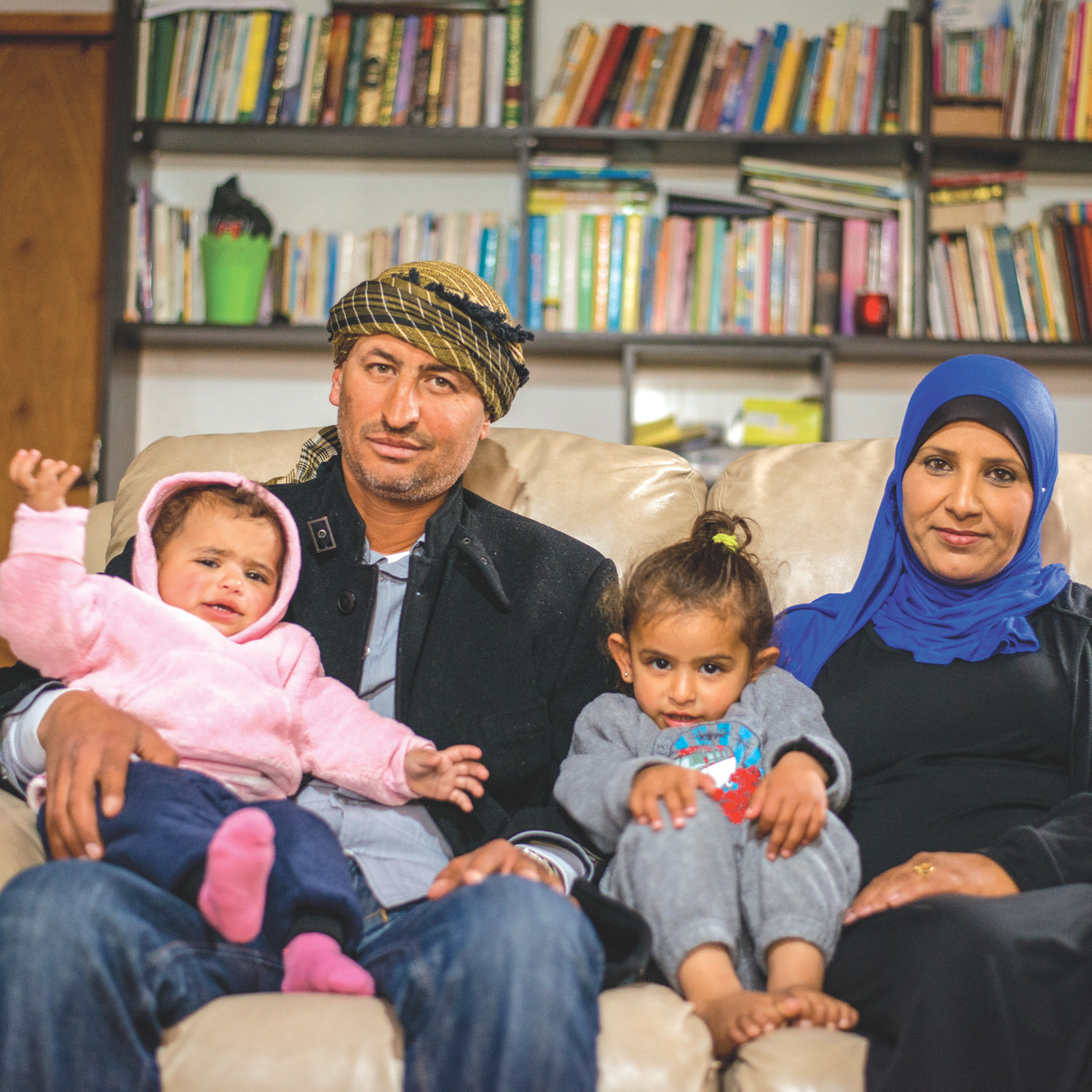מרים וראאד אבו־אלקיעאן עם שתיים מבנותיהם: "כאן נולדנו כולנו, גם אמא ואבא שלי,איך אפשר לוותרעל הבית שלנו?"