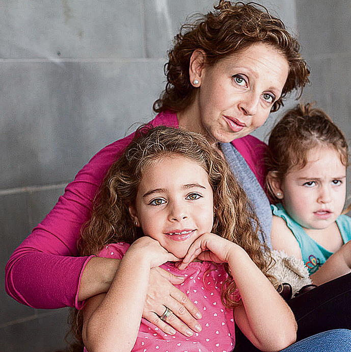 סולומון ויסבלום עם בנותיה ב־2015, לפני ההחמרה במצבה