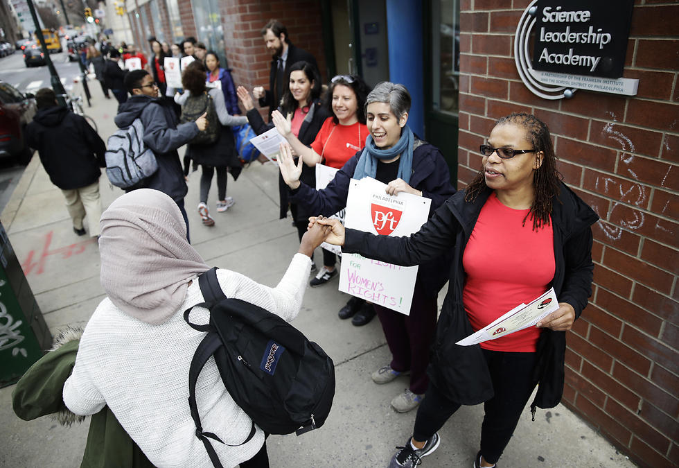 מורות שובתות מחוץ לבית ספר בפילדלפיה (צילום: AP) (צילום: AP)