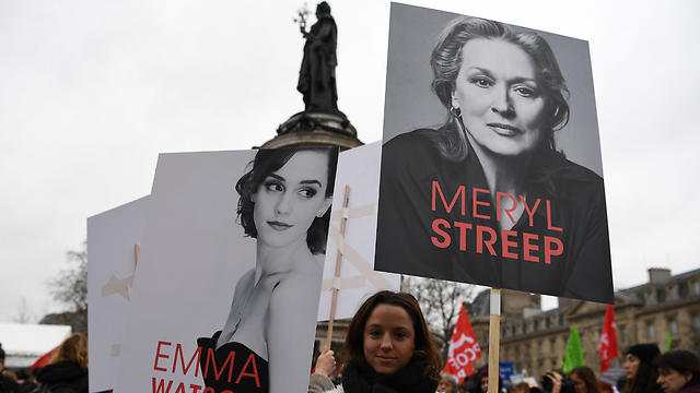 מריל סטריפ ואמה ווטסון בהפגנה בפריז (צילום: AFP) (צילום: AFP)