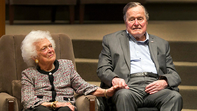 ברברה בוש עם בעלה הנשיא בוש. "רודנית טובה" (צילום: AP) (צילום: AP)