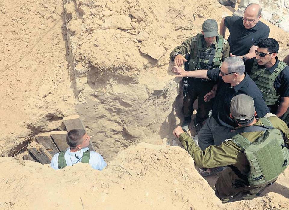Экс-министр обороны Моше Яалон у входа в обнаруженный туннель из Газы. Фото "Едиот ахронот"