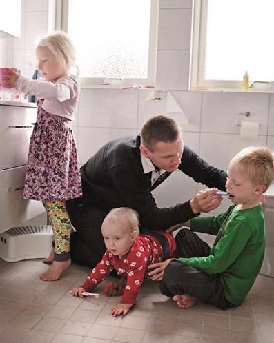 יוהן אקרגארד, בן 38, מפתח מוצר, עם ילדיו: אבה, סטינה וטירה (צילום: יוהן בבמן)